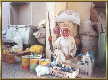 Souk in Buraimi - das Gewehr hatte er sich fürs Foto ausgeliehen