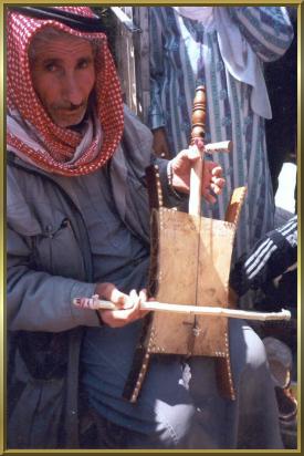 Ein Musiker spielt auf seiner einsaitigen Rebaba, in der Nhe des "Souk al Hamidia" von Damaskus.