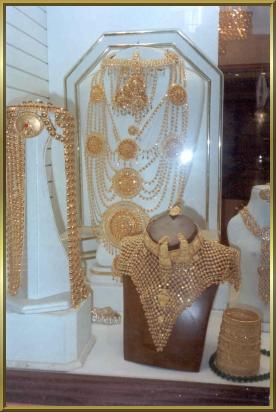 Geschft im Goldsouk von Dubai mit riesigen Goldgehngen
