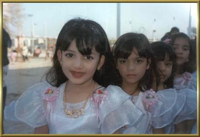 Schulmädchen-Parade im Bastakia-Viertel in Bur-Dubai