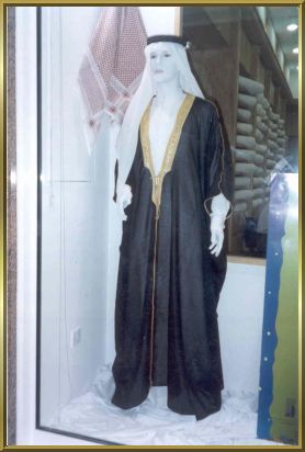 Kostbares und sehr teures Herren-Outfit: Der Mantel "Bisht" aus hauchfeinem Wollmusseline kostet ein Vermögen.
