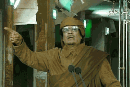 Muammar Al Gadhafi droht: "Shibr-Shibr - Bait-Bait - Dar-Dar - Zenga-Zenga !!!" - "Handbreit fr Handbreit - Zimmer fr Zimmer - Haus fr Haus - Gasse fr Gasse !!!" .... und wird dafr mit einem Schuh beworfen!