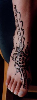 Henna-Blumendekor am Fuß