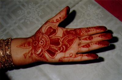 Dieses prächtige pakistanische Henna-Muster können auch Sie nacharbeiten.