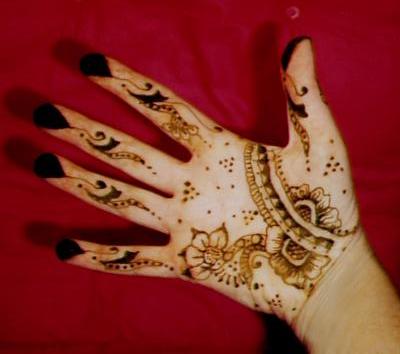 Henna-Muster auf der Innenseite einer Hand