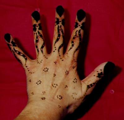 Henna-Muster auf der Auenseite einer Hand