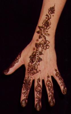 Henna-Muster auf der Auenseite einer Hand