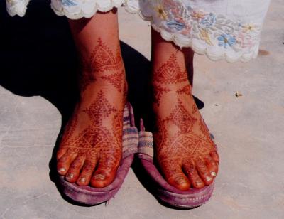 Die mit Henna geschmckten Fe einer marokkanischen Braut.