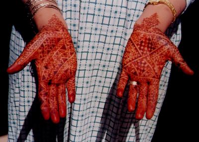 Die mit Henna geschmckten Hnde einer marokkanischen Braut.