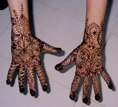 Marokkanische Henna-Muster auf den Hnden - Handrcken