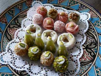Touajenes und Kaak-Amber - so heien in Tunesien diese leckeren Sigkeiten aus Mandeln, hnlich unserem Marzipan.