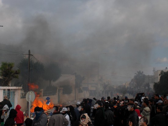 La municipalite corrompue du Kram en feu - Die Stadtverwaltung von Le Kram, berchtigt fr ihre korrupten Fhrungskrfte, brennt - 14.01.2011